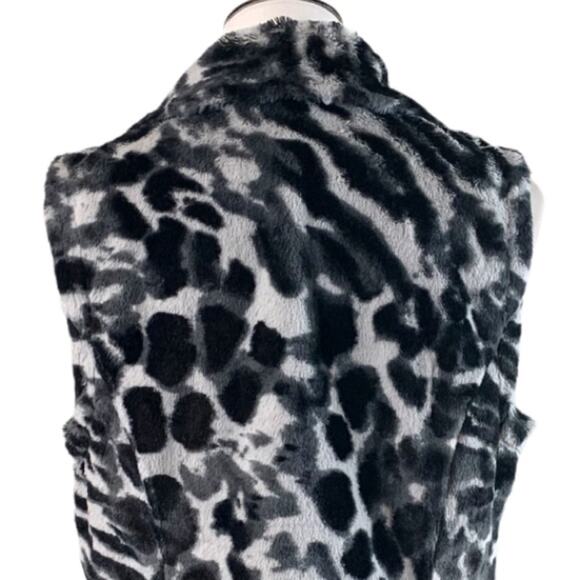 Chico’s Size 1 Leopard Fleece Black Gray White Soft Collared Vest Women's Small - Picture 10 of 14